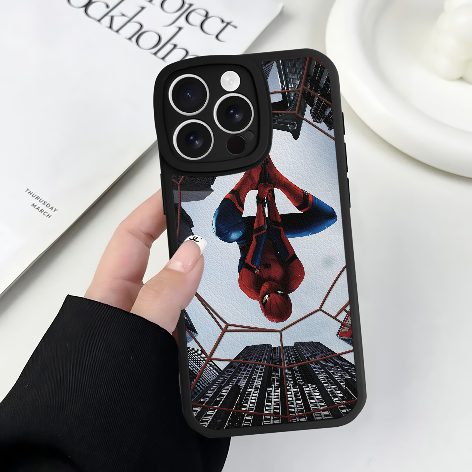 （画像用） アベンジャーズ The Avengers 【iPhone 16シリーズ対応】シリコンスマホケース（レザー調） 材質：シリコン